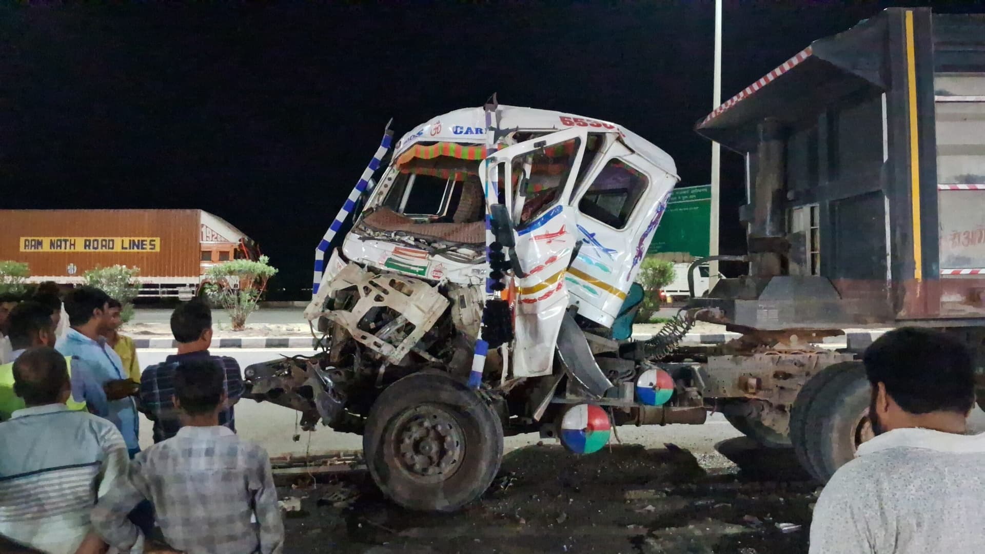टोल प्लाजा के पास दो ट्रेलरों में टक्कर, चालक फरार