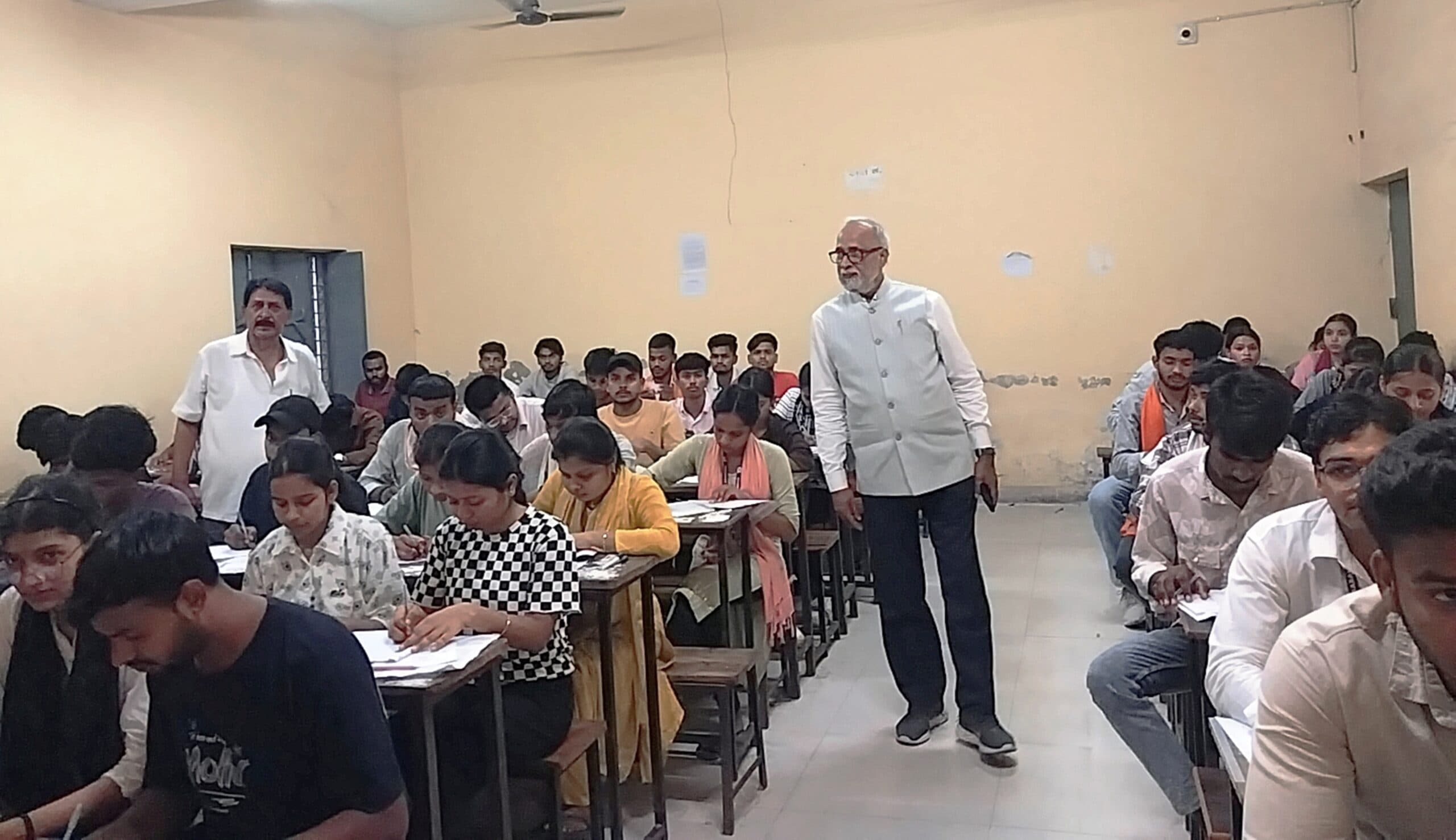 यूजी सेमेस्टर-दो परीक्षा का नियंत्रक ने किया निरीक्षण, व्यवस्था से संतुष्ट दिखे परीक्षा नियंत्रक