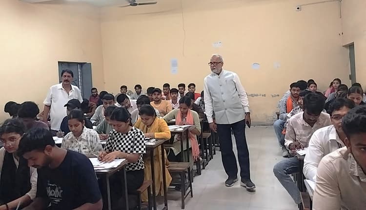 यूजी सेमेस्टर-दो परीक्षा का नियंत्रक ने किया निरीक्षण, व्यवस्था से संतुष्ट दिखे परीक्षा नियंत्रक