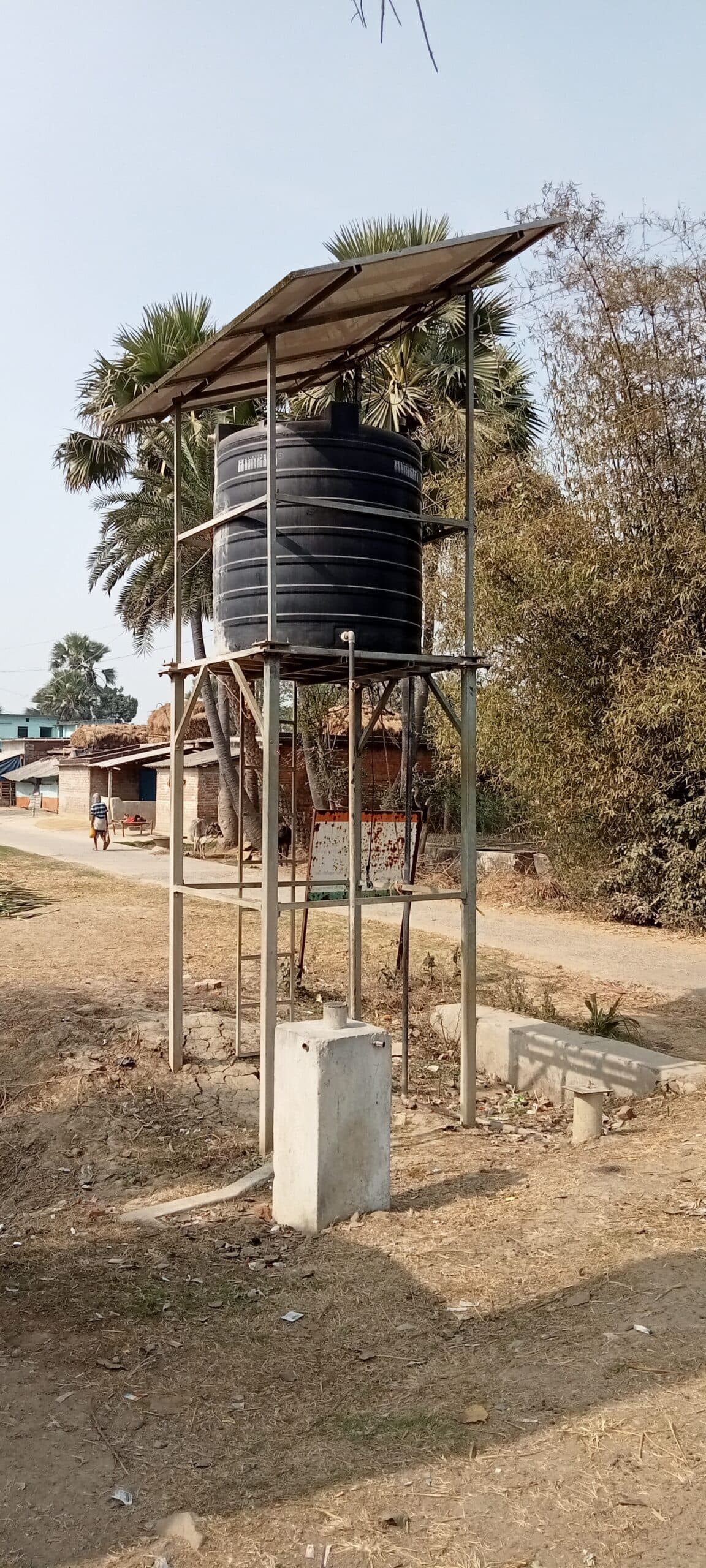 पानी के लिए भटक रहे ग्रामीण, महिलाओं को परेशानी