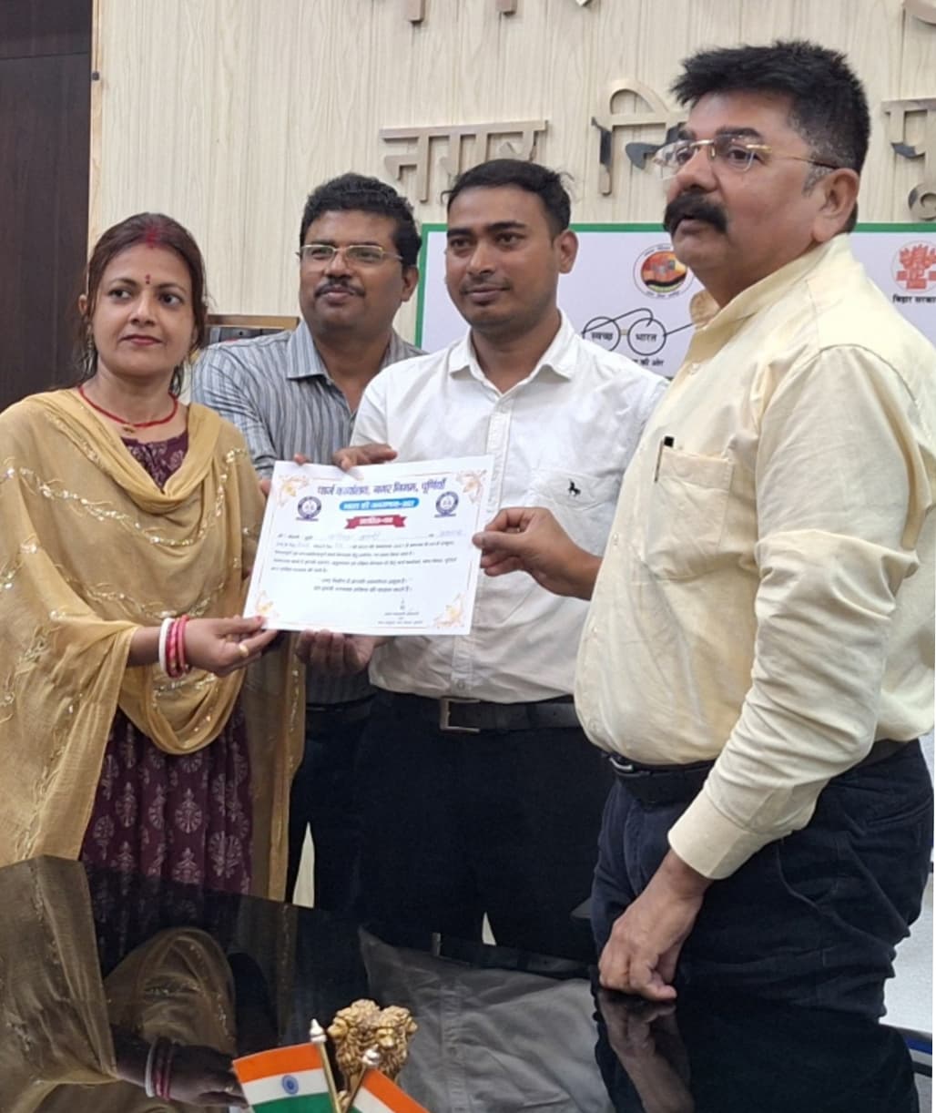 तय समय-सीमा के अंदर जनगणना कार्य पूरा करनेवाले कर्मी सम्मानित