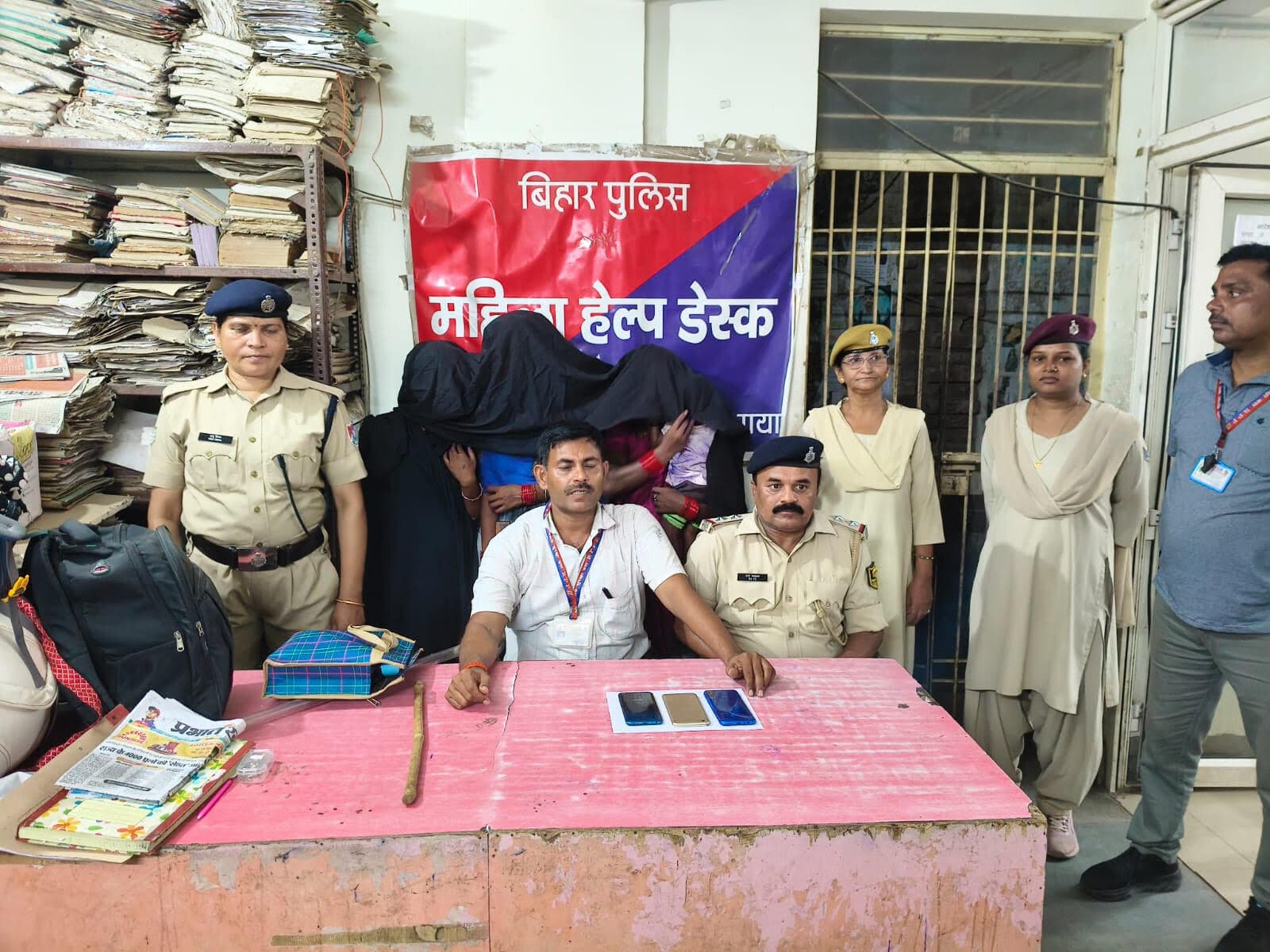 चोरी के मोबाइल के साथ तीन महिलाएं गिरफ्तार