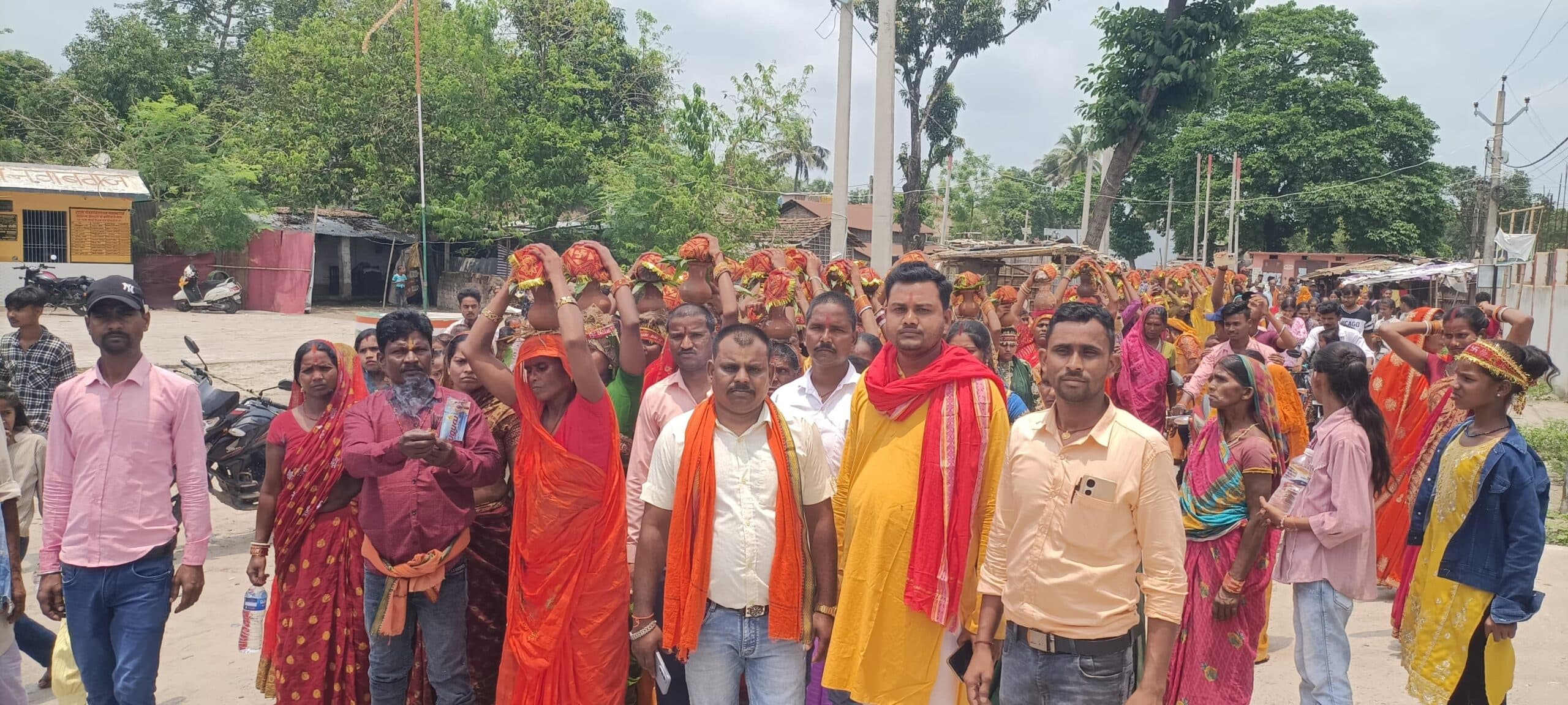 अष्टयाम-संकीर्तन को लेकर निकाली गयी कलश शोभायात्रा