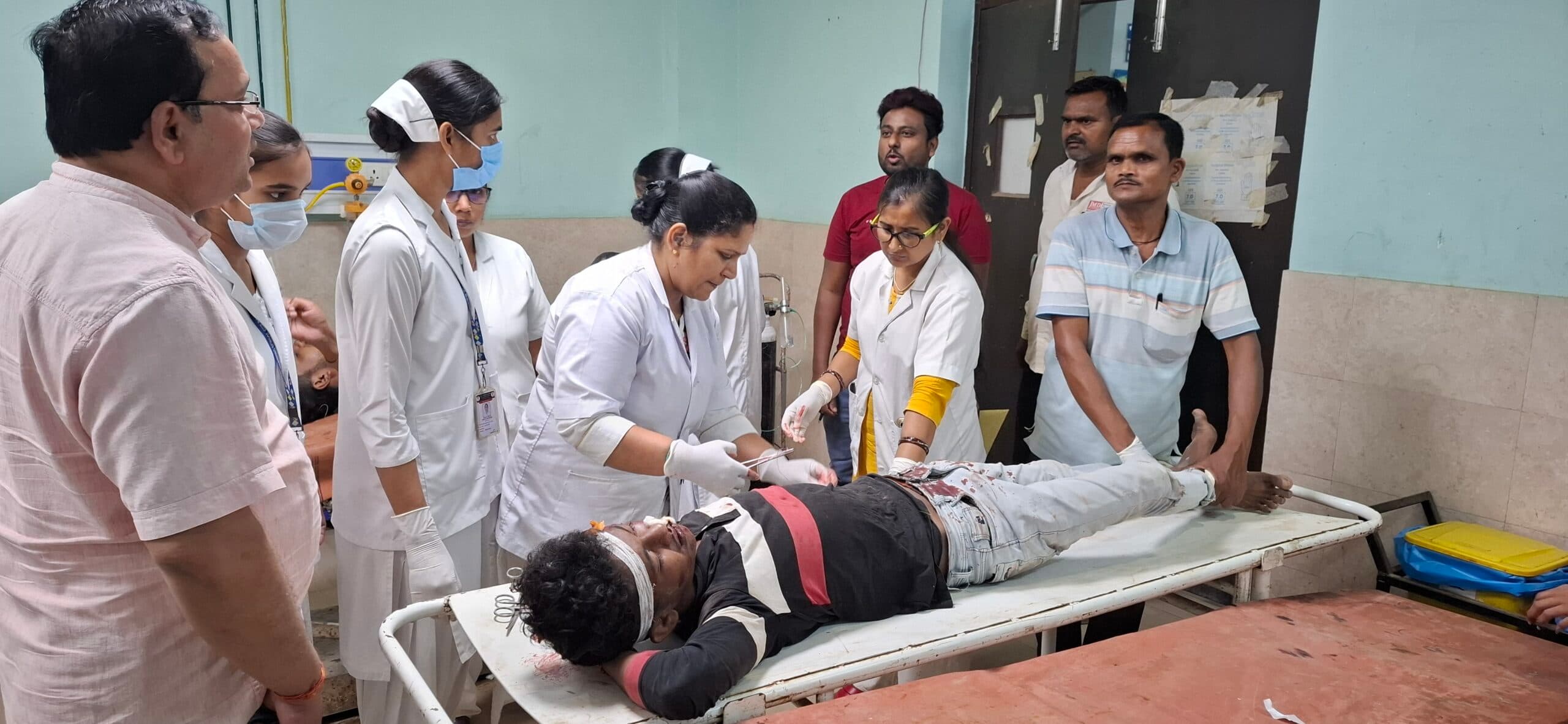 बाइक नारियल के पेड़ से टकराई, दो युवक गंभीर, रेफर