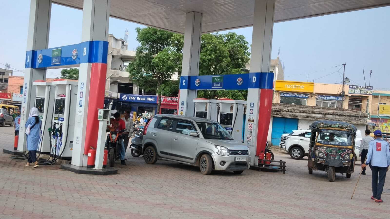 जिले में राशनिंग शुरू, पेट्रोल पंप में सीमित मात्रा में ही मिल रहा है पेट्रोल-डीजल