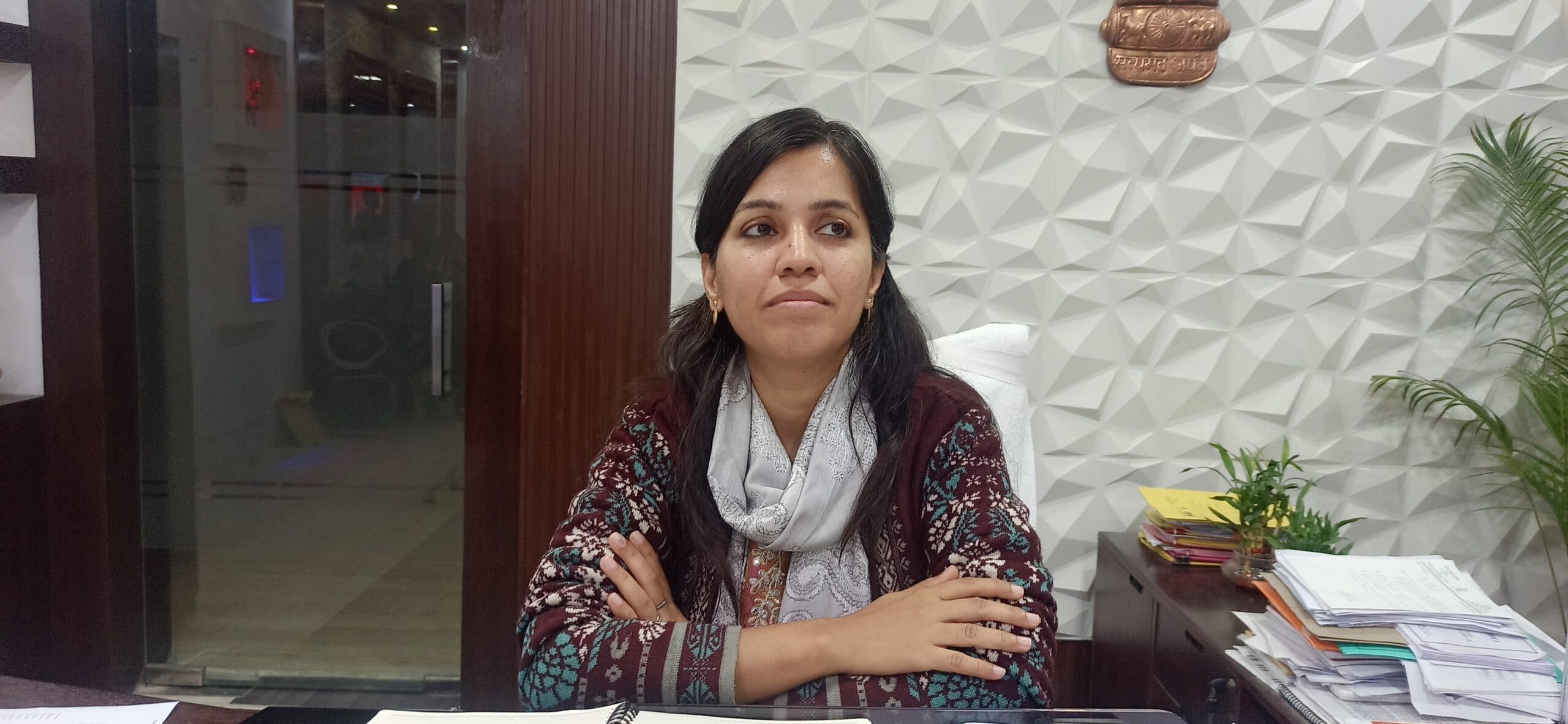 डीएम उदिता सिंह ने काफिले से हटाया एस्कॉर्ट वाहन