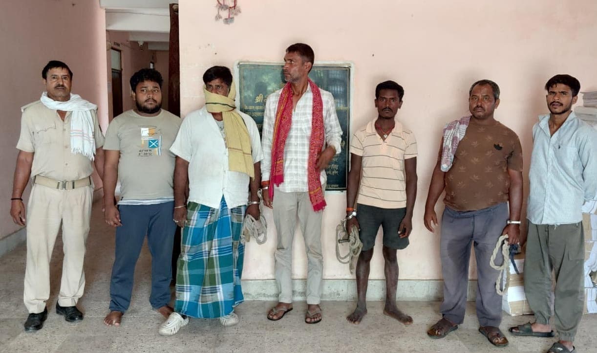 महिला समेत दो तस्कर व पांच शराबी गिरफ्तार