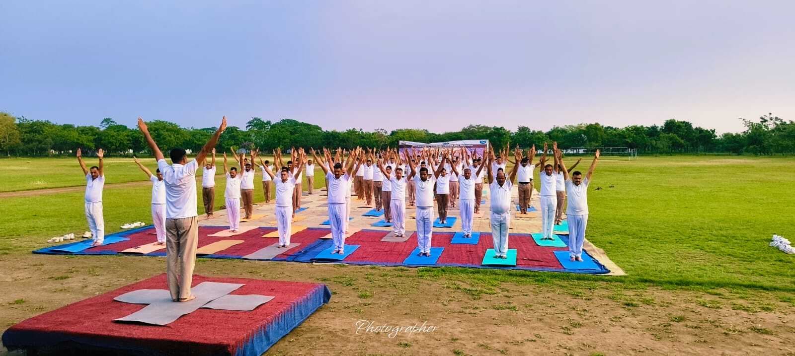 अंतरराष्ट्रीय योग दिवस को लेकर बथनाहा एसएसबी कैंप में योगाभ्यास
