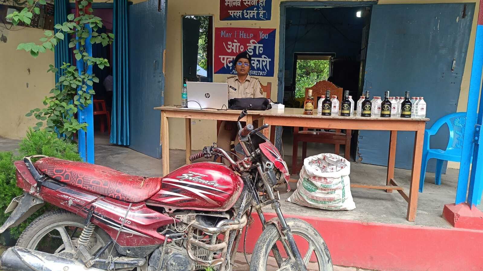 भारत-नेपाल सीमा पर शराब तस्करी नाकाम, 37.650 लीटर नेपाली शराब व बाइक जब्त