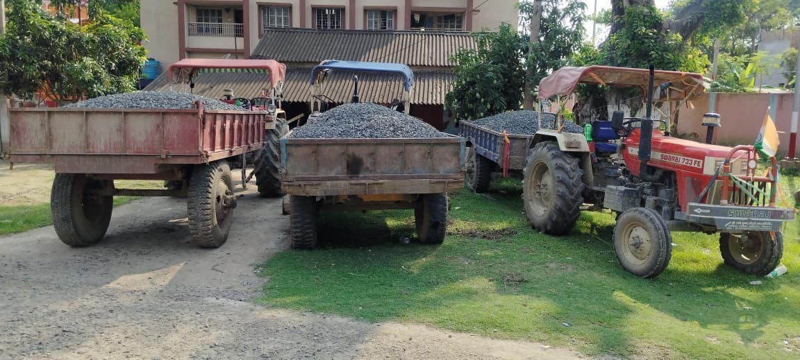 गिट्टी से लदे चार ट्रैक्टर को किया जब्त
