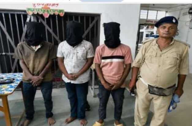 कोढ़ा पुलिस ने 16.31 ग्राम स्मैक व 16,040 के साथ तीन तस्कर को दबोचा