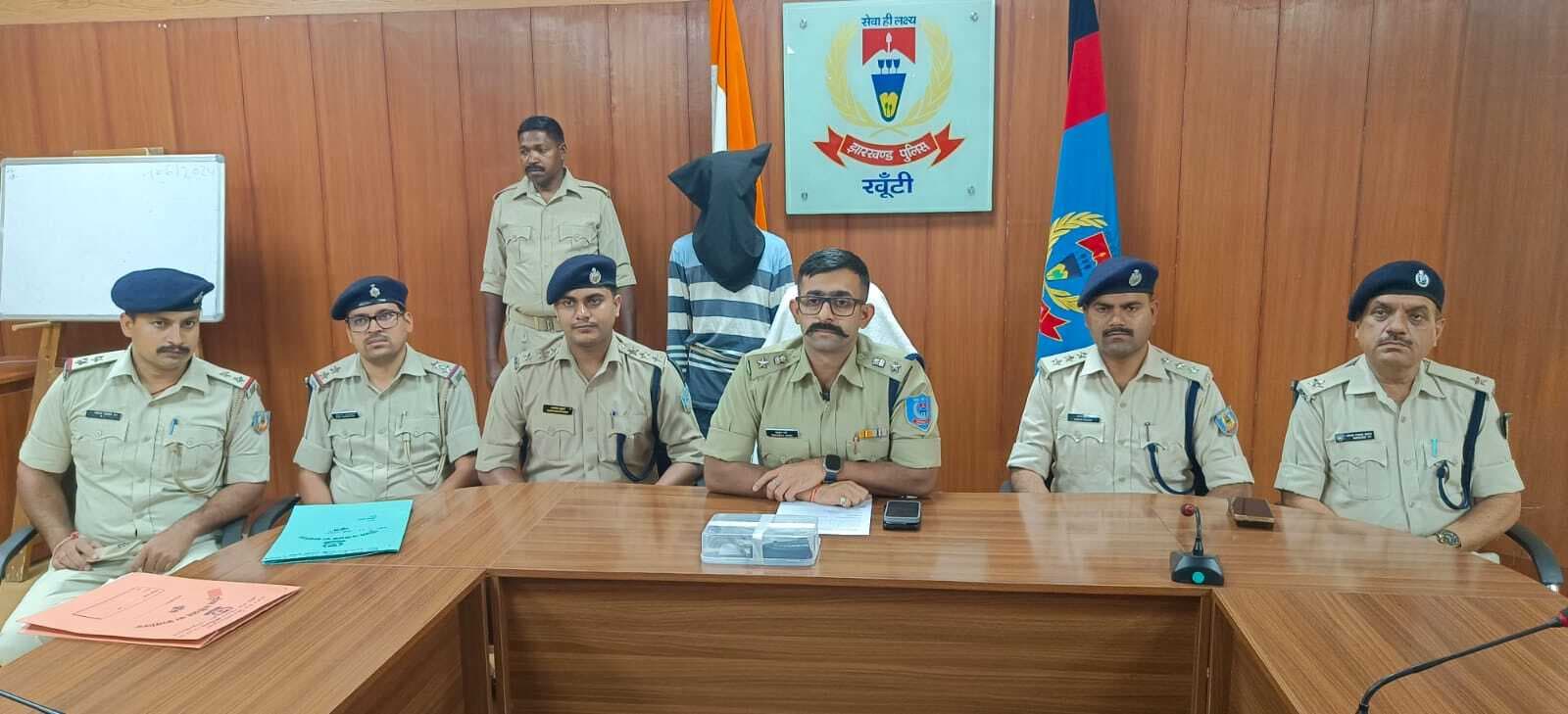 हथियार के साथ अपराधी धराया