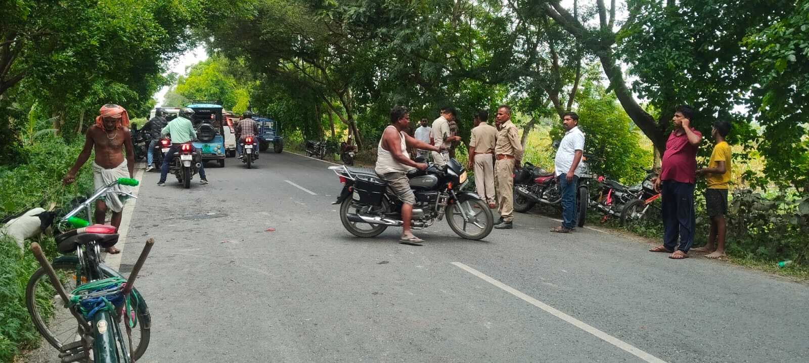 गुटका खाने के चक्कर में दो बाइकों में टक्कर