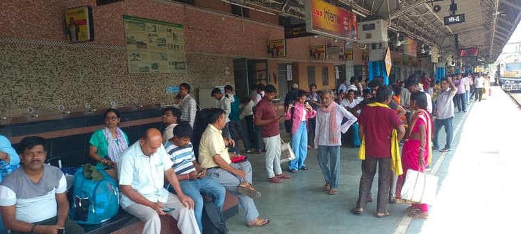 Deoghar News : मथुरापुर हॉल्ट में ब्लॉक से रेल परिचालन प्रभावित, दो जोड़ी ट्रेनें रहीं रद्द