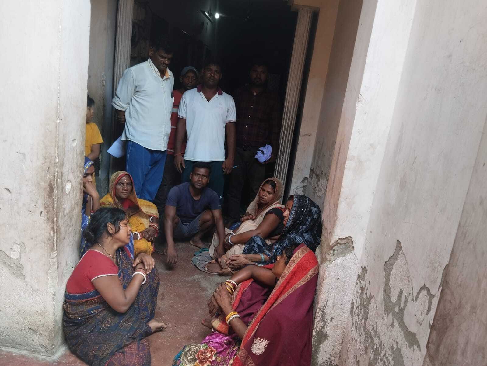आंधी-बारिश में छत से उतरने के दौरान बुजुर्ग की गिरकर मौत
