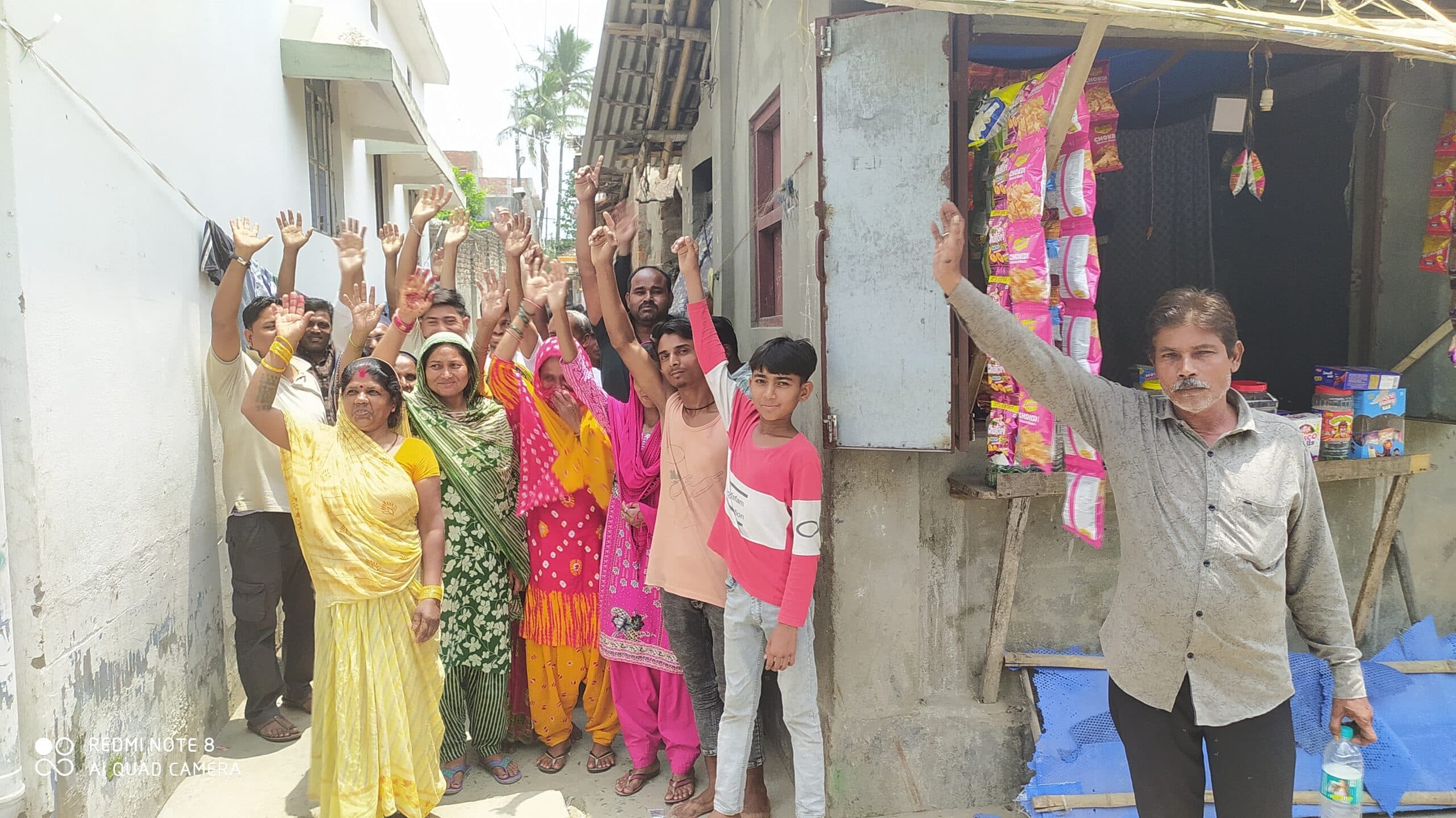जर्जर बिजली तारों व पोल को लेकर फूटा लोगों का गुस्सा