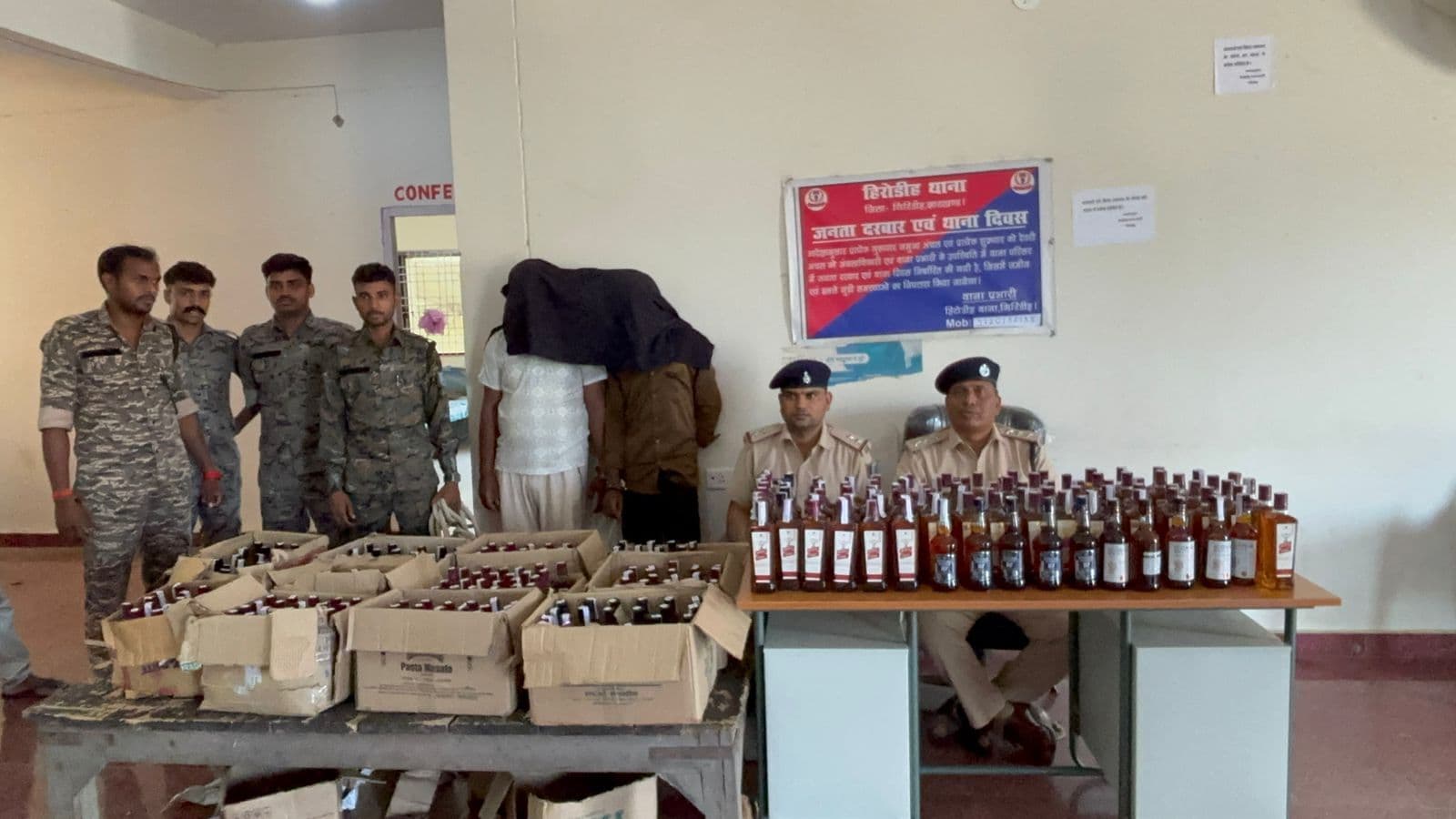 Giridih News :हीरोडीह पुलिस ने पिकअप वैन से जब्त की 15 पेटी विदेशी शराब