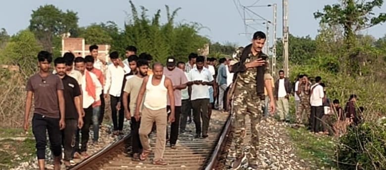 Giridih News :ट्रेन की चपेट में आकर वृद्ध की मौत
