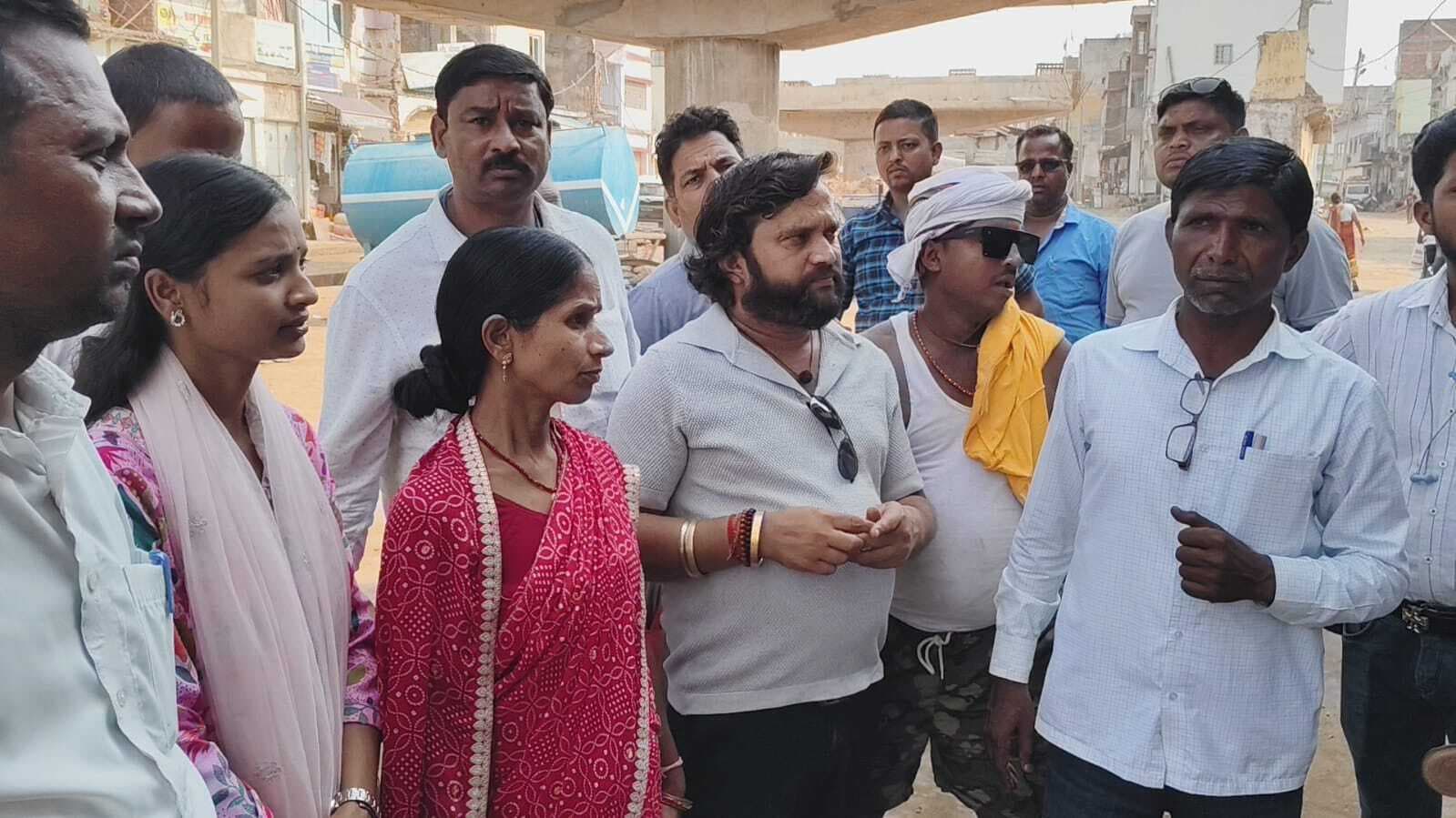 Giridih News :ओवरब्रिज निर्माण की धीमी रफ्तार पर फूटा लोगों का गुस्सा