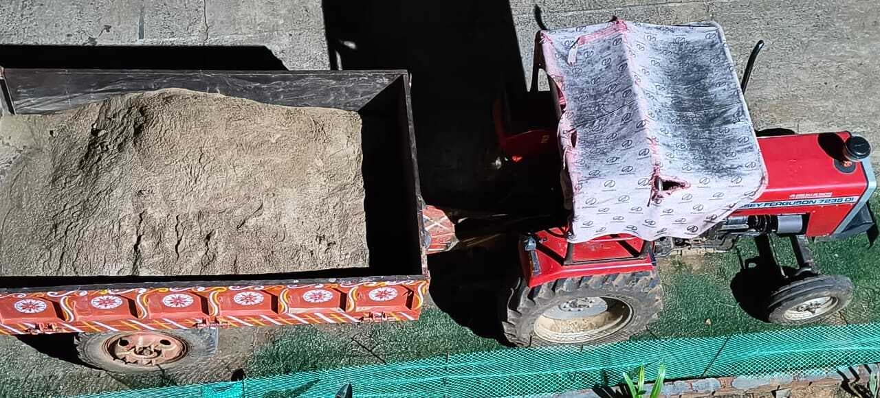 अवैध बालू लोड ट्रैक्टर जब्त, अंधेरे का फायदा उठाकर चालक फरार