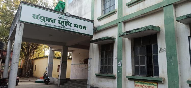 किल्लत की अफवाहों के बीच खाद का भंडारण करने लगे किसान