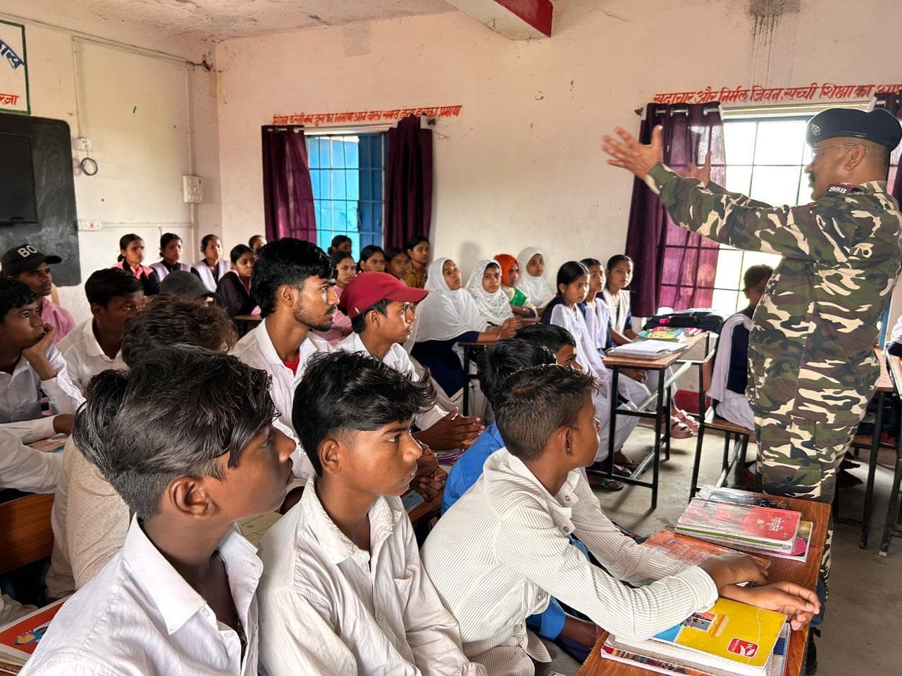 किशनगंज में मानव तस्करी के खिलाफ एसएसबी ने छात्रों को किया सतर्क