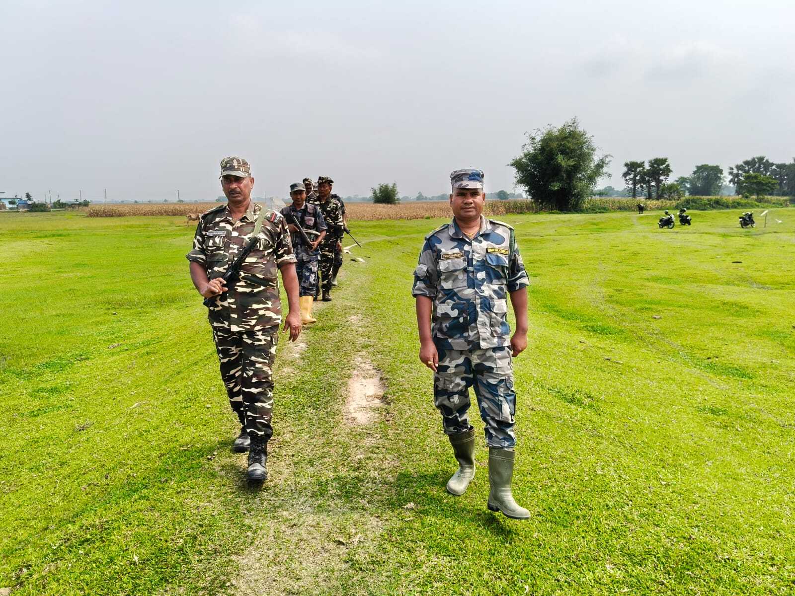 किशनगंज में भारत-नेपाल सीमा पर एसएसबी और नेपाल एपीएफ की संयुक्त गश्त