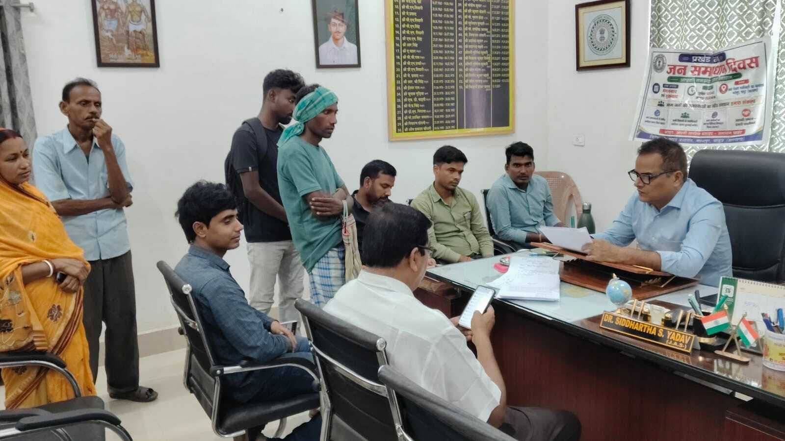 जन समाधान दिवस पर बीडीओ ने सुनी लोगों की समस्याएं