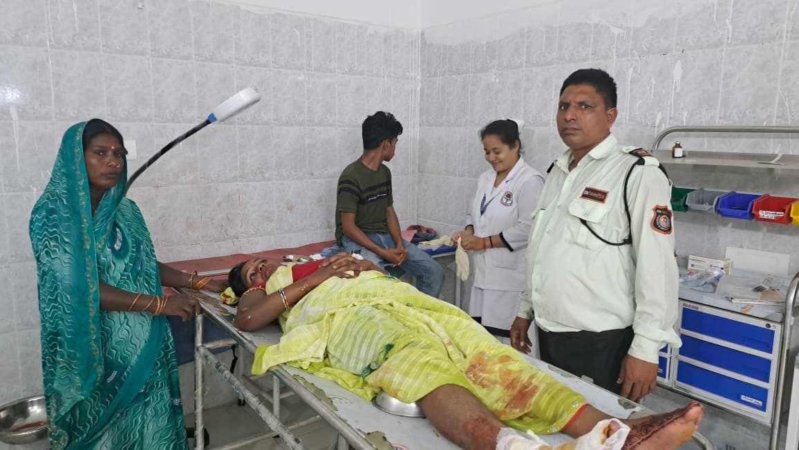 ट्रक के धक्के से बाइक सवार दंपत्ति जख्मी, पत्नी रेफर