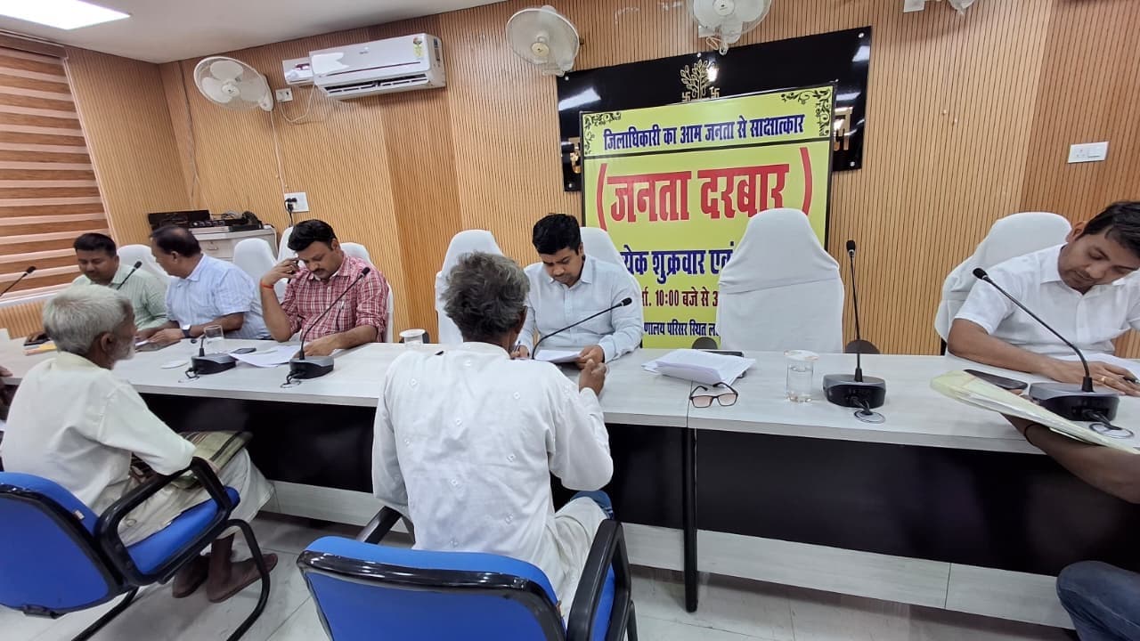 जनता दरबार में डीएम ने सुनी लोगों की समस्याएं, त्वरित कार्रवाई के दिए निर्देश