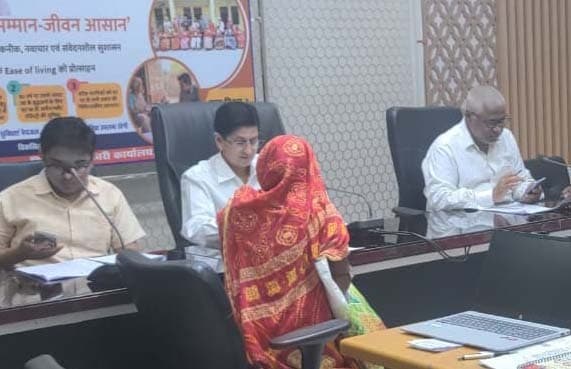 प्रभारी डीएम ने आमजनों  की सुनीं समस्यायें सुनीं, त्वरित समाधान के लिए दिये निर्देश