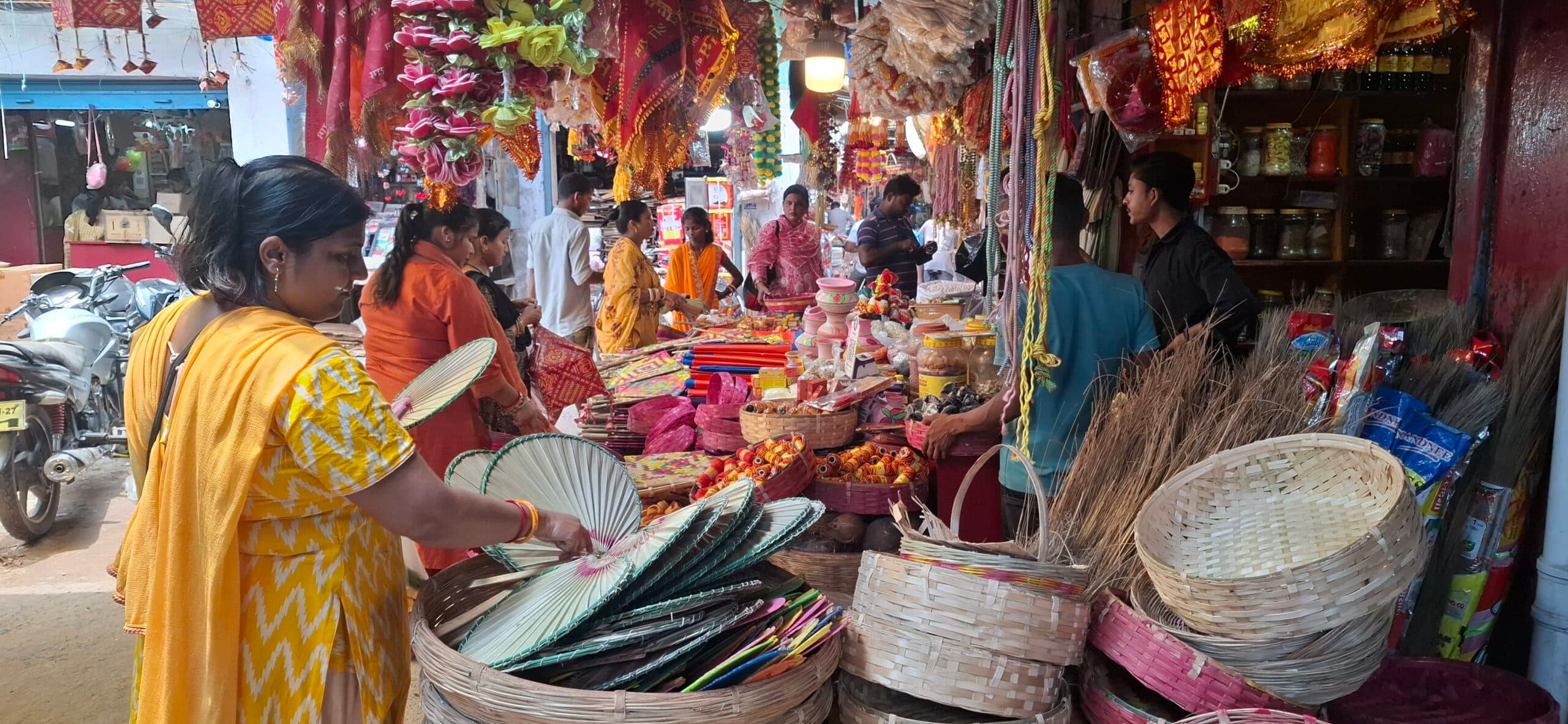सुहागिनों की वट सावित्री पूजा आज, महिलाओं ने जमकर की खरीदारी