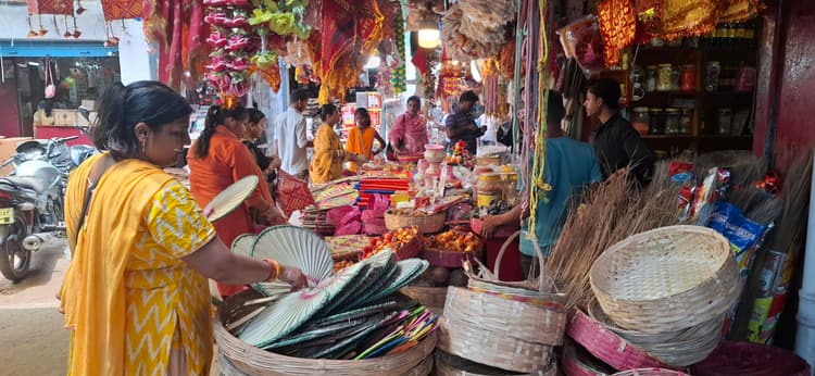 सुहागिनों की वट सावित्री पूजा आज, महिलाओं ने जमकर की खरीदारी