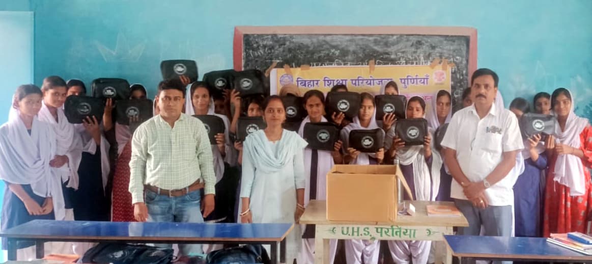 उच्च माध्यमिक विद्यालय परतिया में छात्राओं के बीच गर्ल्स किट का वितरण