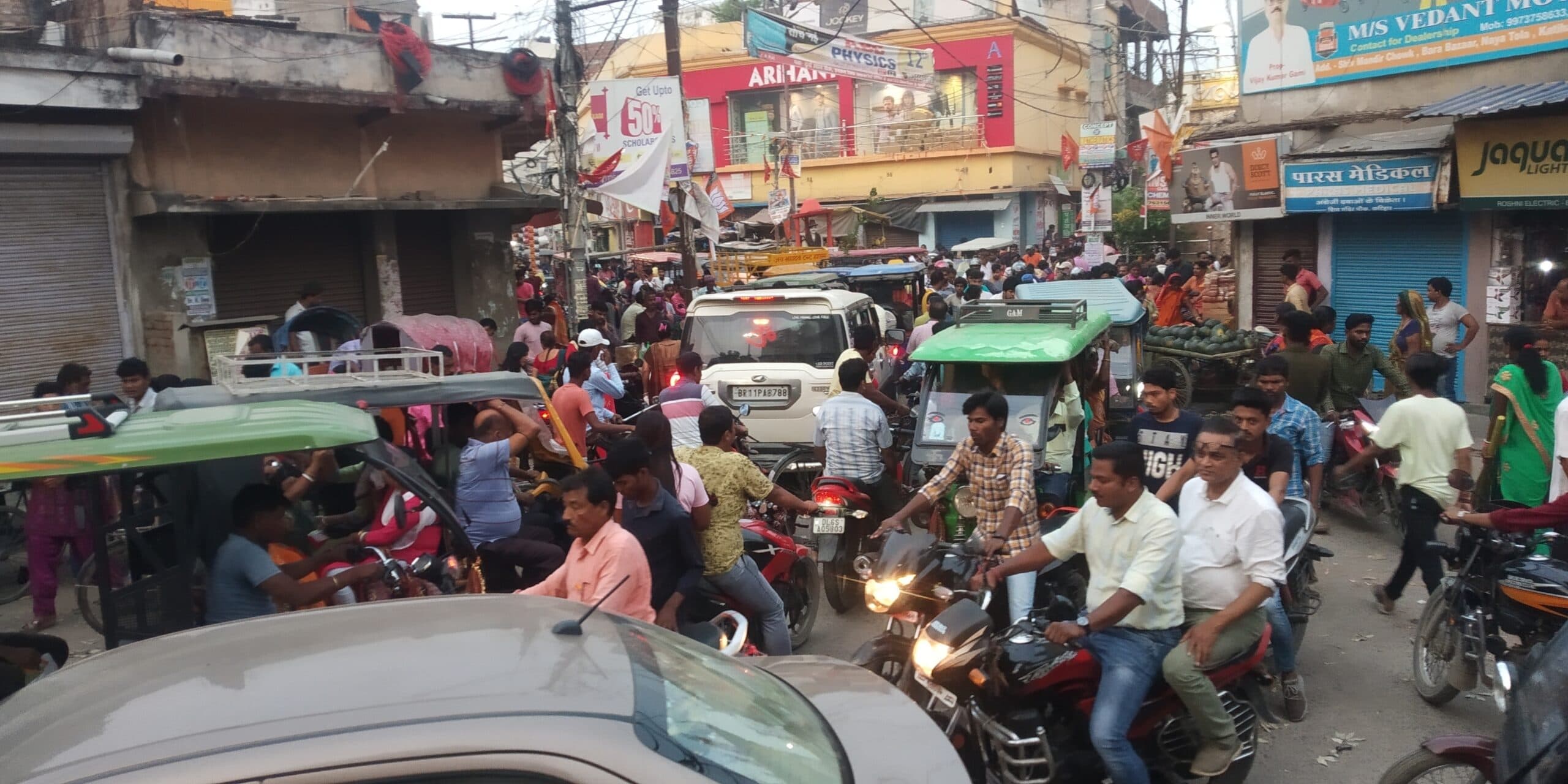 वट सावित्री पूजा को लेकर शहर में लगा भीषण जाम, लोग हुए परेशान