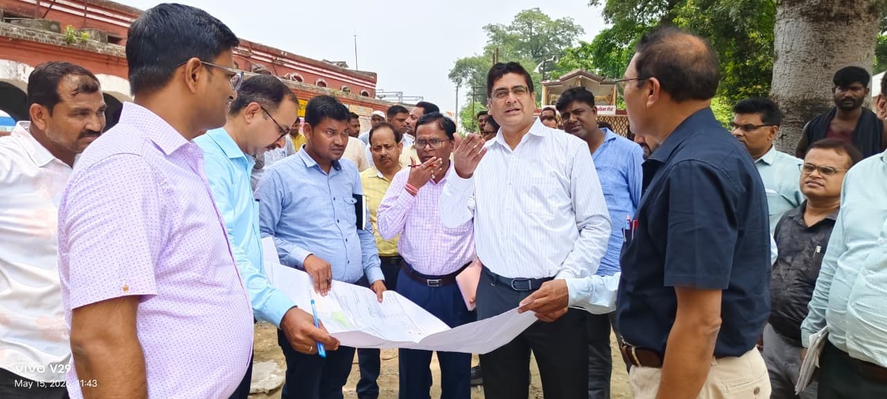 सोनपुर डीआरएम ने काढ़ागोला अमृत स्टेशन निर्माण कार्य का लिया जायजा