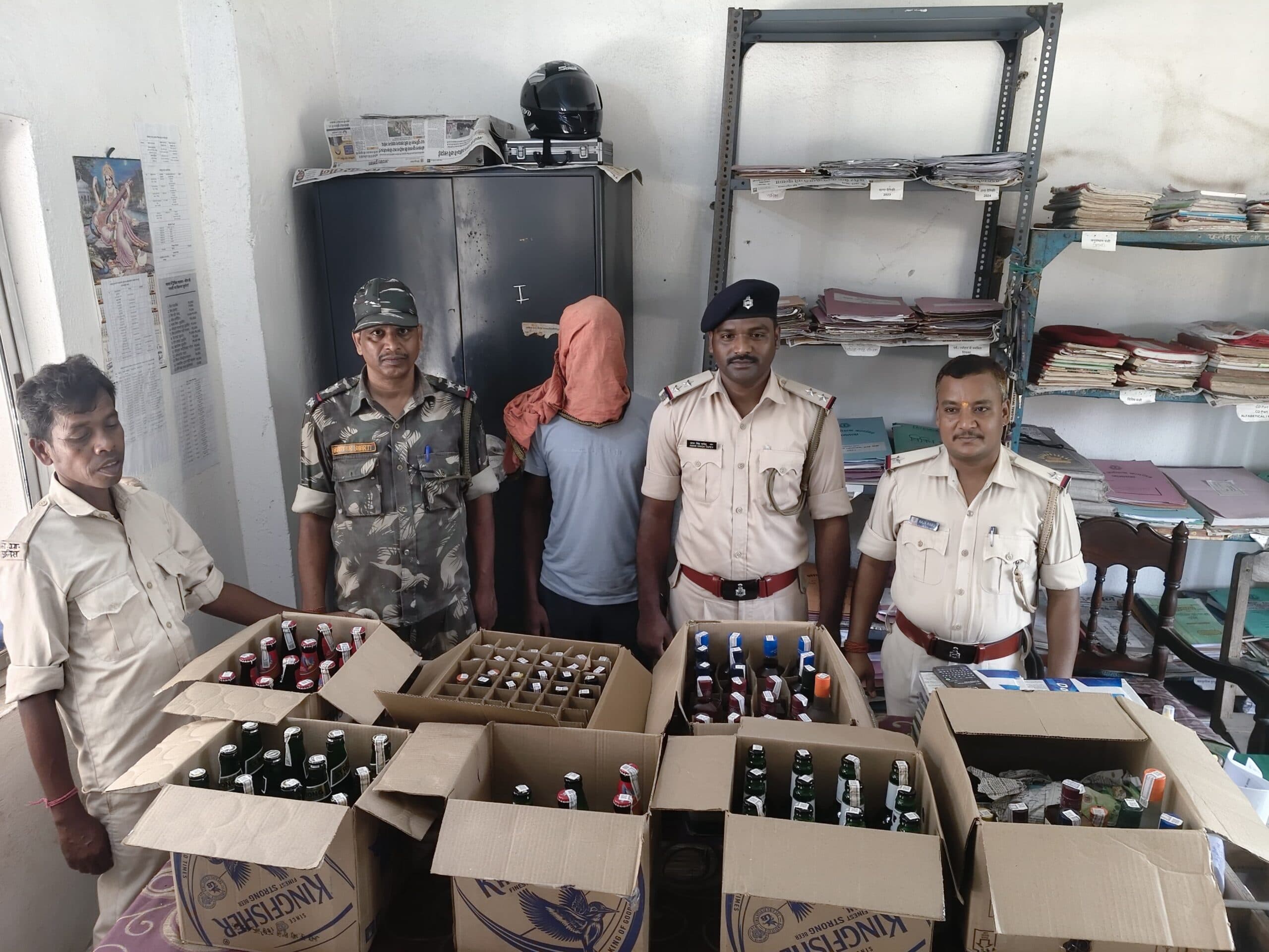 फतेहपुर में विदेशी शराब व बीयर जब्त, दुकानदार गिरफ्तार