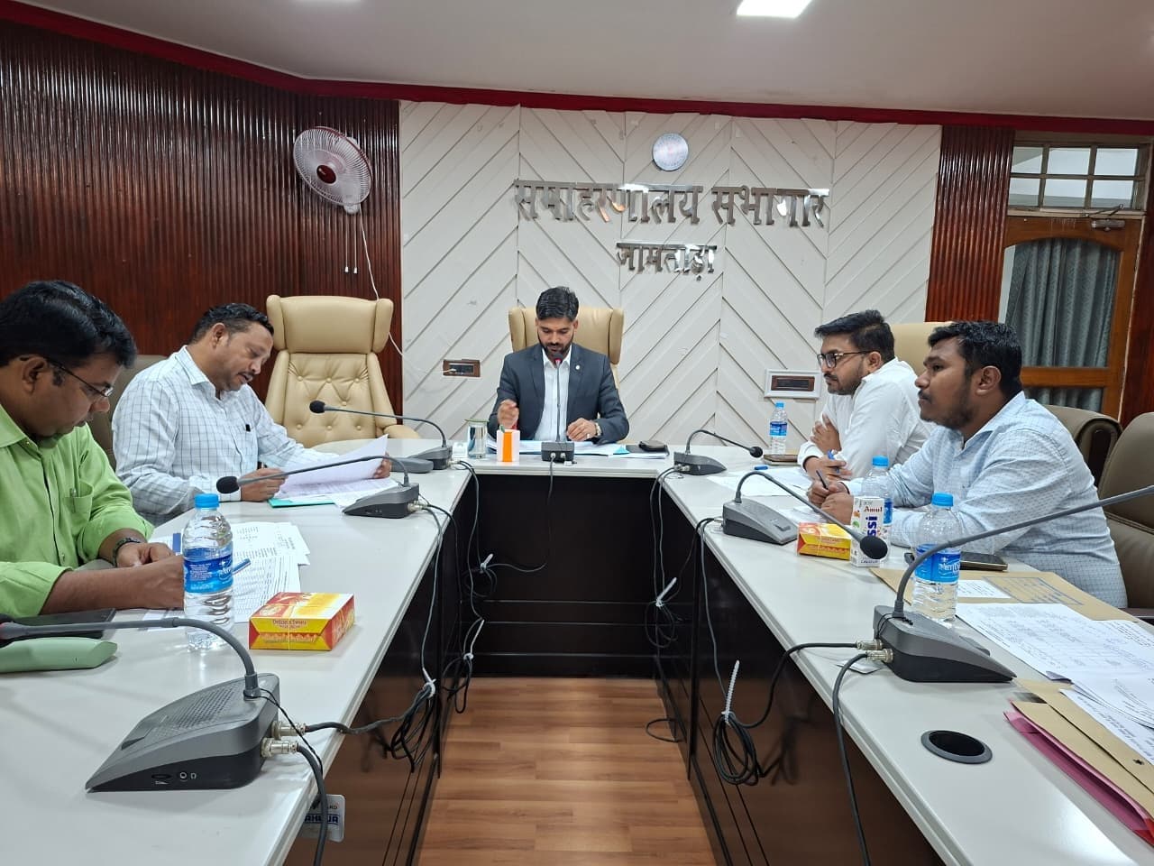 भू अर्जन की कार्रवाई प्राथमिकता के आधार पर पूर्ण करें : डीसी