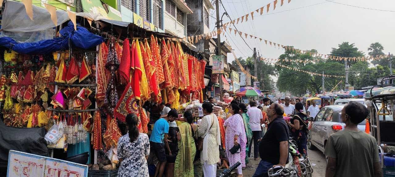वट सावित्री पर्व आज, बाजारों में खरीदारी से बढ़ी रौनक
