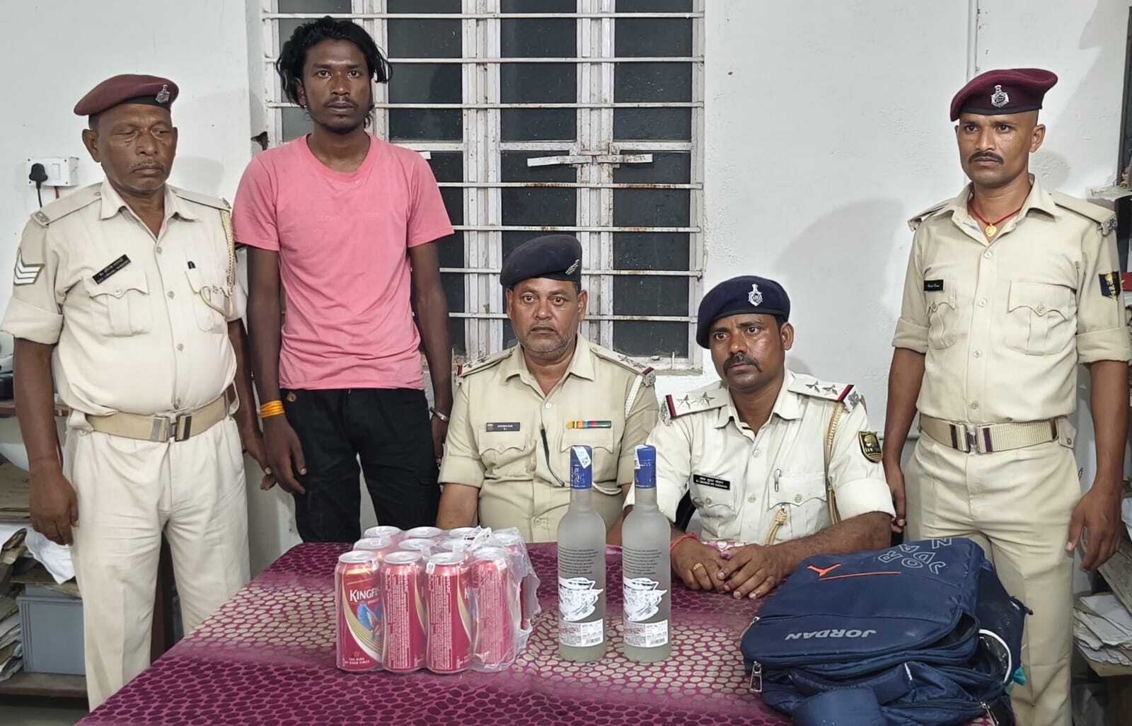 13 बोतल विदेशी शराब बरामद