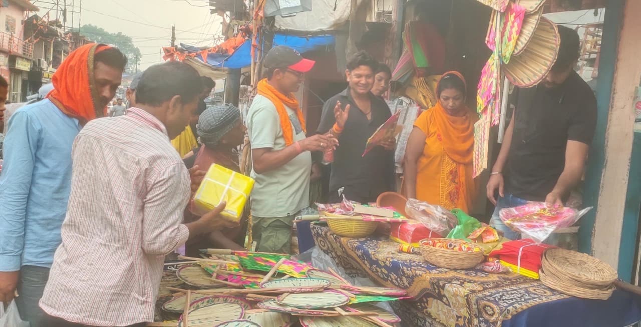 वट सावित्री पूजा को लेकर केडी बाजार में उमड़ी भीड़