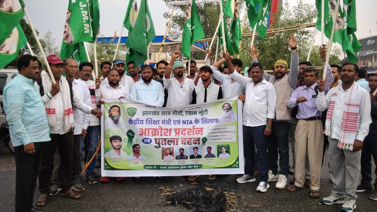 झामुमो ने पेट्रोल-डीजल की बढ़ी कीमत व नीट पेपर लीक के विरोध में किया प्रदर्शन