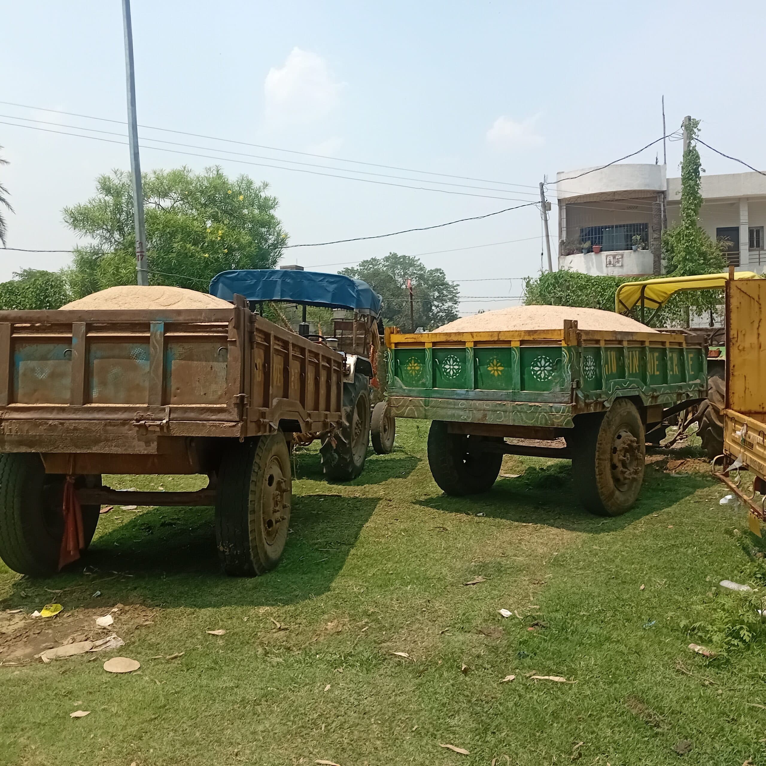Giridih News :सीओ ने बालू लदे दो ट्रैक्टर पकड़े