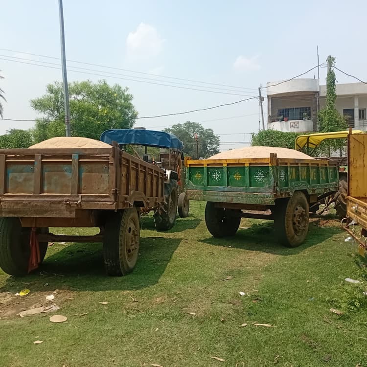 Giridih News :सीओ ने बालू लदे दो ट्रैक्टर पकड़े