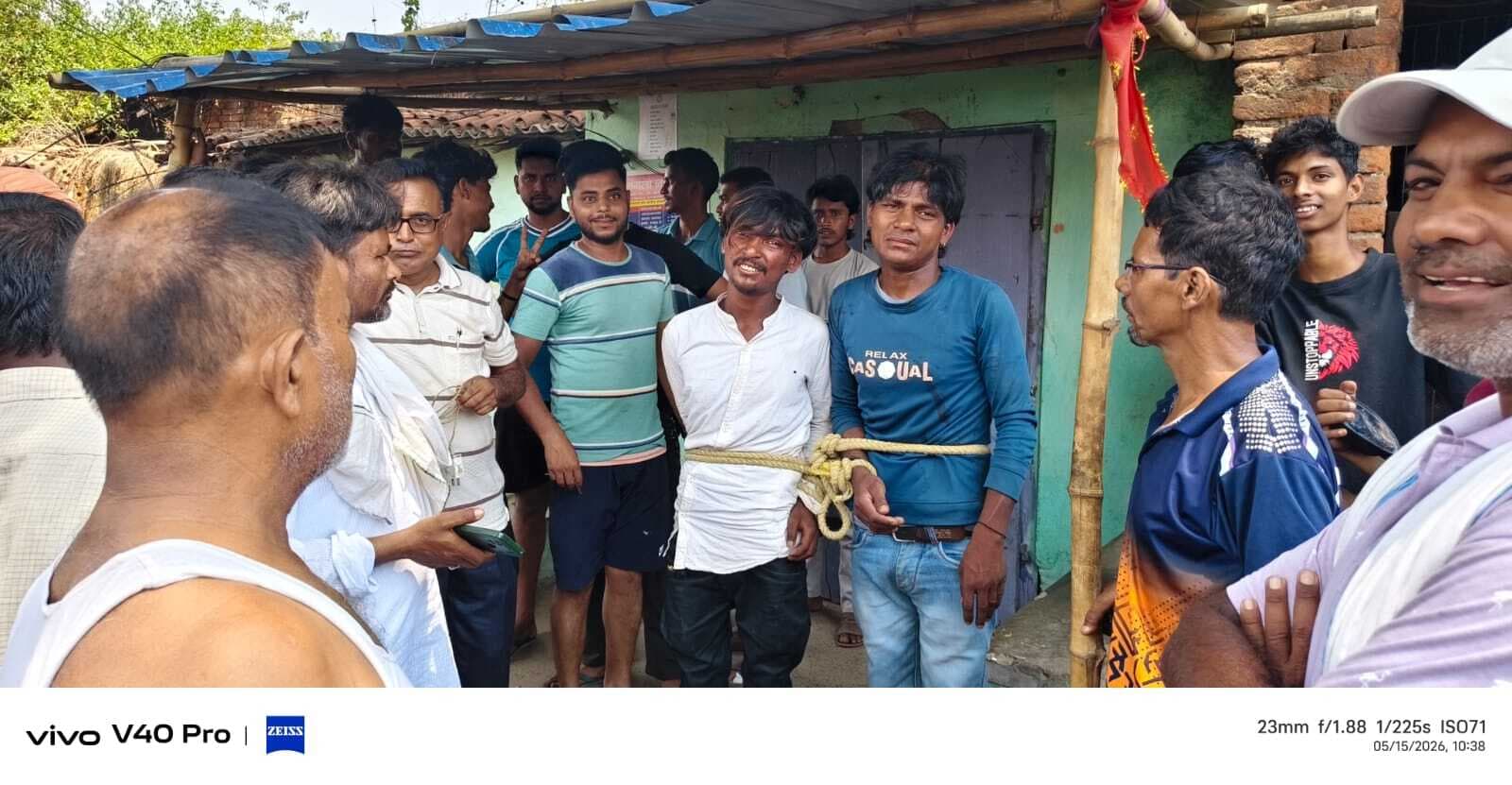 Giridih News :बकरी चोरी के आरोप में दो युवक पकड़ाये, पिटाई कर पुलिस को सौंपा