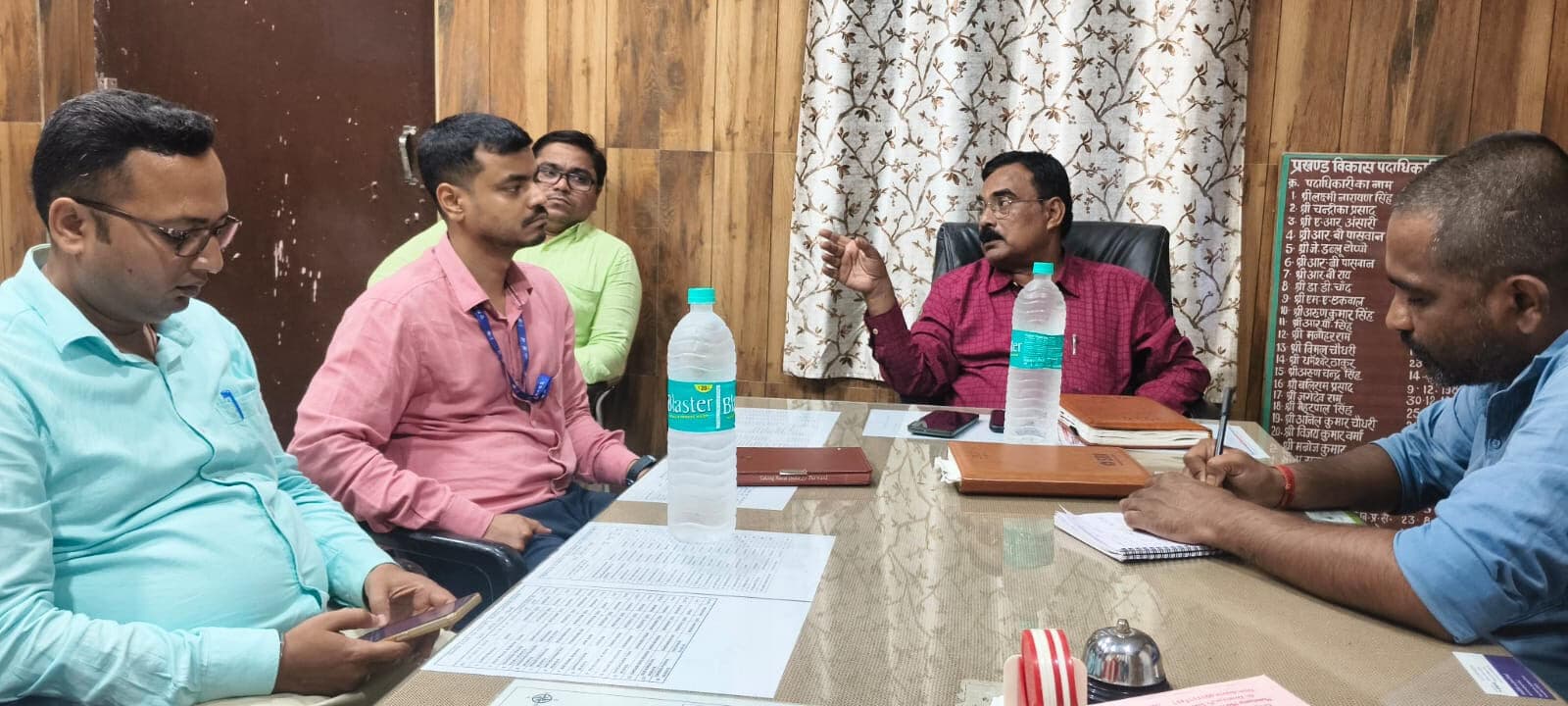 योजनाओं की समीक्षा कर सीओ ने दिए कड़े निर्देश