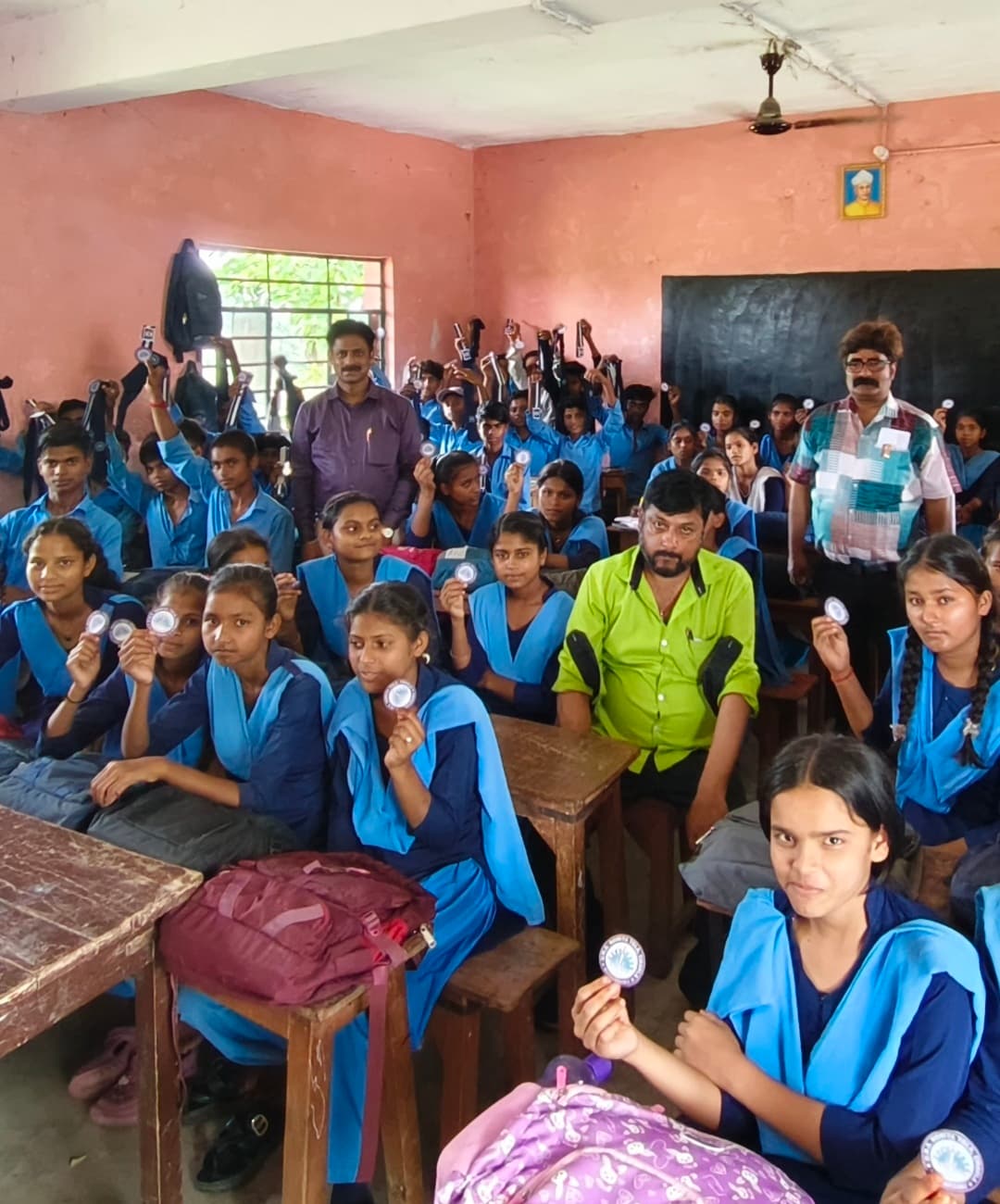 प्रधानाध्यापक ने जन्मदिन पर स्कूली बच्चों के बीच बांटे टाई, बेल्ट व बैच
