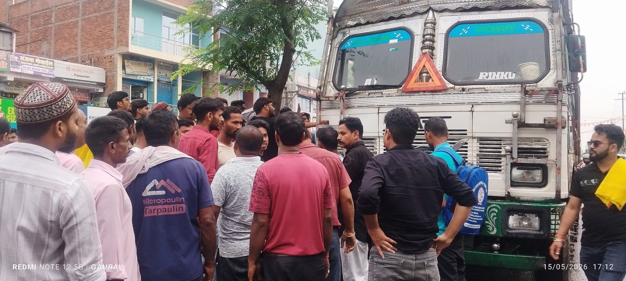 Giridih News :ट्रक ने सड़क किनारे पैदल जा रहे बुजुर्ग को रौंदा