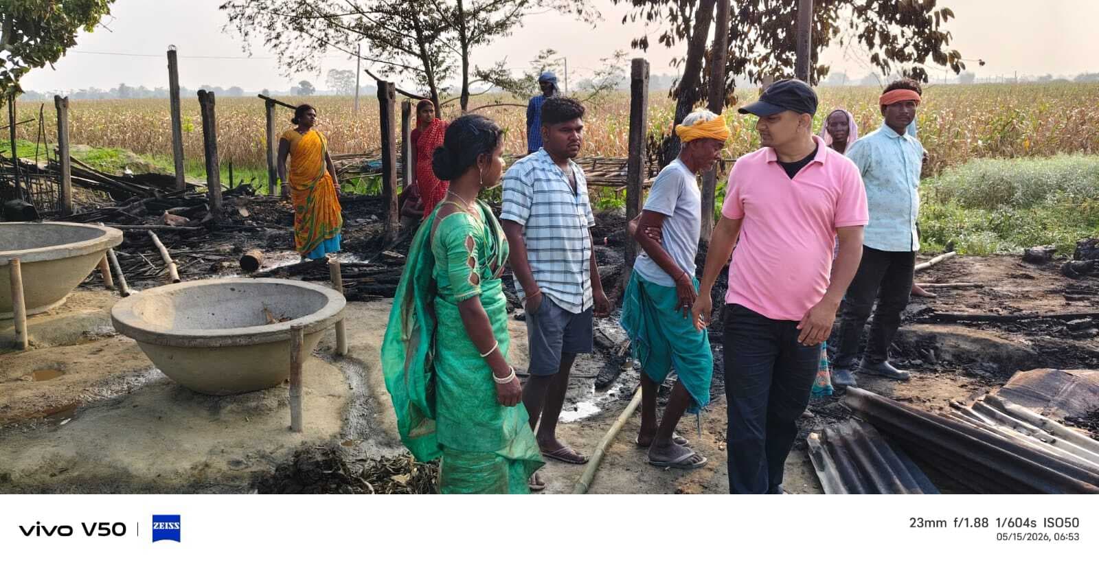 पहुंसरा में भीषण आगलगी में आधा दर्जन परिवारों के घर जले, लाखों का नुकसान