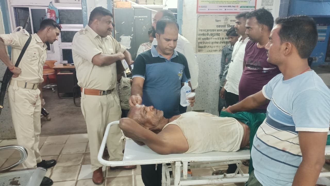 बांका में सड़क दुर्घटना में तीन जख्मी, पुलिस ने पहुंचा अस्पताल